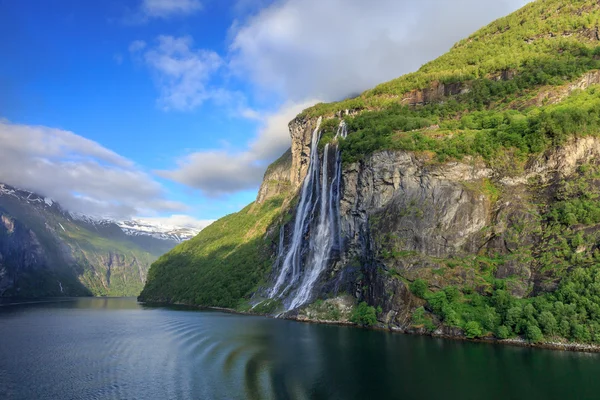 Der geiranger fjord mit den sieben schwestern wasserfall lizenzfreie Stockfotos