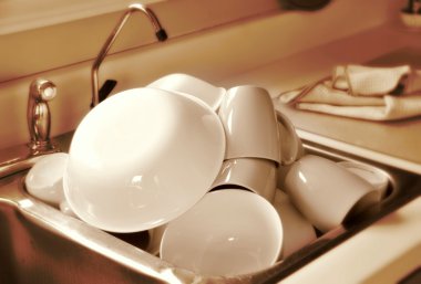 Sepia lavaboda temiz bulaşıklar.