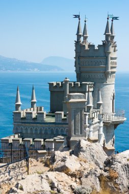 bir tepe üzerinde kale