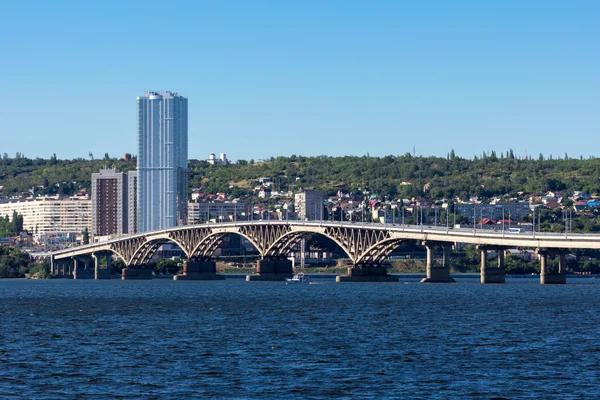 De brug Saratov Engels de Wolga, — Stockfoto