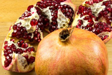 Ahşap masa üzerinde sulu nar