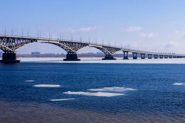 A híd Saratov Engels a Volga folyó — Stock Fotó