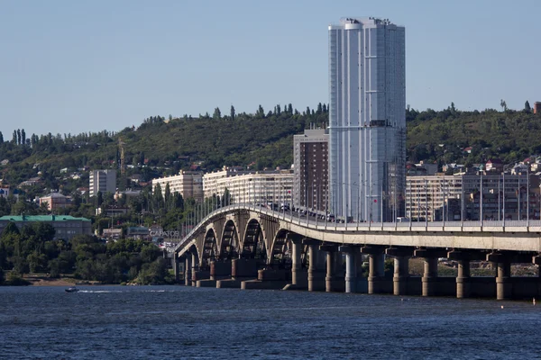 A híd Saratov Engels a Volga folyó — Stock Fotó