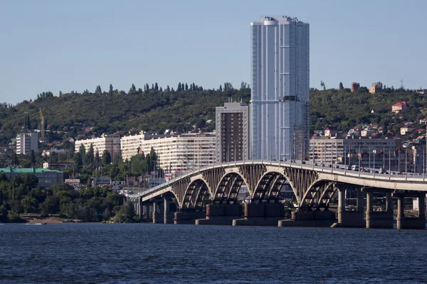 A híd Saratov Engels a Volga folyó — Stock Fotó