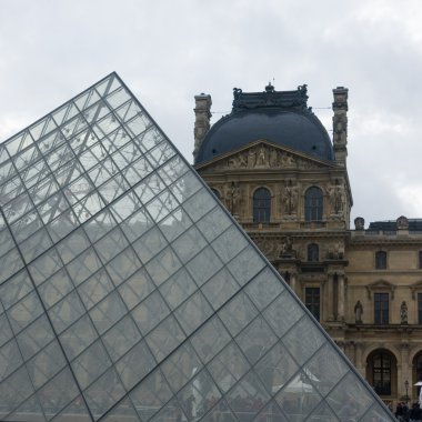 Louvre güzel manzarasını bir bulutlu kış gününde