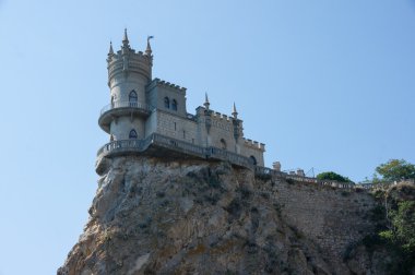 Tepe üzerinde eski kale kırlangıç yuva