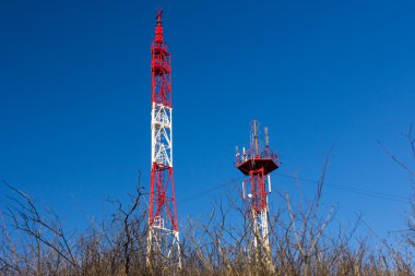 İletişim kulesi ve mavi gökyüzü hücre 