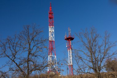 İletişim kulesi ve mavi gökyüzü hücre 