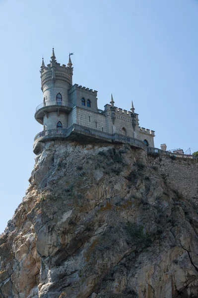 Antiguo castillo Nido de golondrina en la colina — Foto de Stock