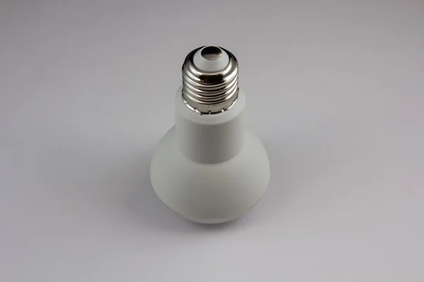 Лампа E27 основа на білому тлі — стокове фото