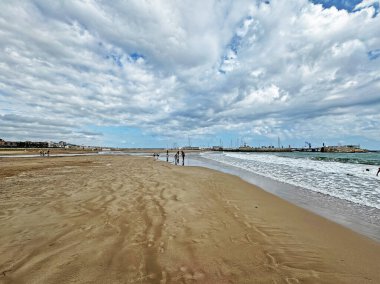 Akdeniz kıyısındaki kumsalda sular çekildiğinde