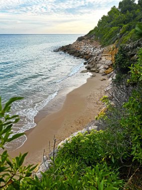Vahşi doğa ve ufukla kayalık deniz kıyısında güzel bir manzara.