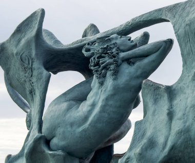 Vilanova i la Geltr, İspanya - 11 Eylül 2024: İspanya 'nın Vilanova kentinde bir boğanın karnındaki bir kadın figürü