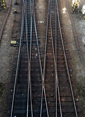 Çoklu seyahat seçenekleri ve çoklu geçiş noktaları olan raylar