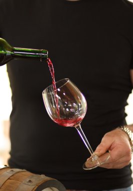 kırmızı şarap cam içine dökülür varlık