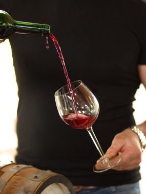 kırmızı şarap cam içine dökülür varlık