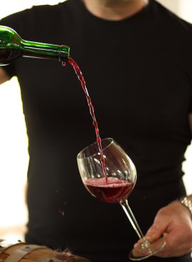 kırmızı şarap cam içine dökülür varlık