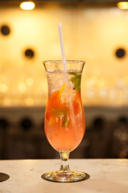 meyveli alkollü kokteyl