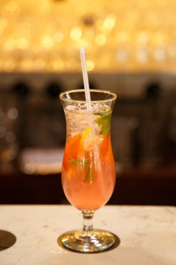 meyveli alkollü kokteyl