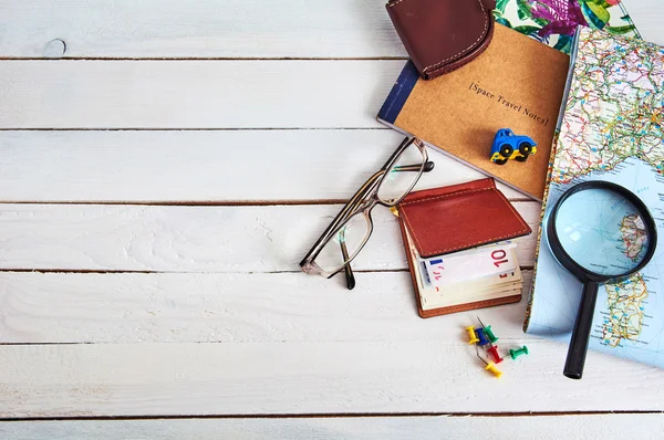 Accessori da viaggio. Preparazione per il viaggio, soldi, passaporto, nota, occhiali, mappa, su tavolo di legno — Foto Stock