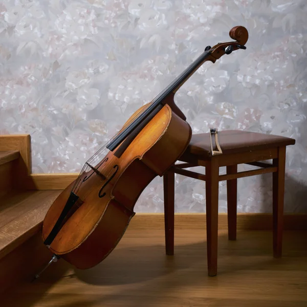 楼梯旁的旧大提琴 — 图库照片