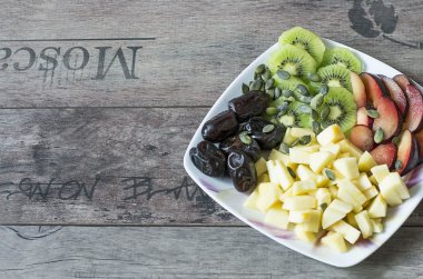 Meyve tabağı dolu taze meyve, Kuruyemiş, Kuruyemiş
