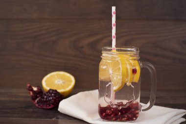 Narlı ev yapımı limonata. Meyve suyu, sağlıklı Detoks.