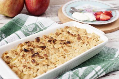 Apple parçalamak tatlı çilek ve vanilya ışık rustik ahşap arka plan üzerinde krem