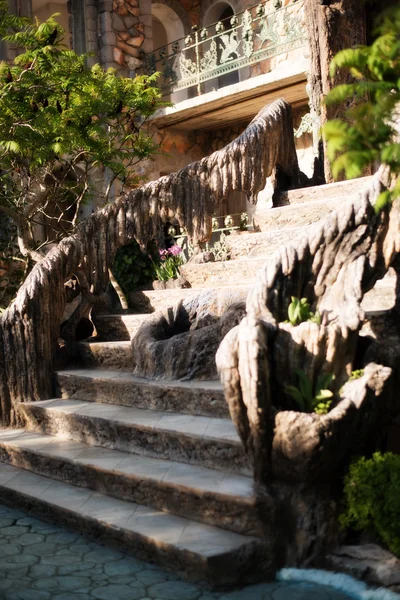 Viejas escaleras barrocas, al aire libre. Escaleras de piedra, pequeña fuente con agua corriente en el centro —  Fotos de Stock