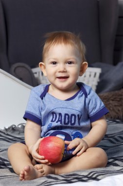 Parafin mumu elma ile ebeveynin yatakta erkek bebek