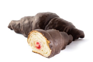 Beyaz arkaplanda kruvasan