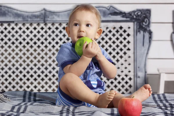 Parafin mumu elma ile ebeveynin yatakta erkek bebek
