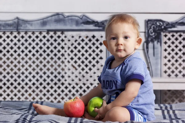 Parafin mumu elma ile ebeveynin yatakta erkek bebek