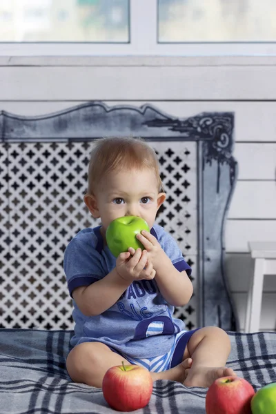 Parafin mumu elma ile ebeveynin yatakta erkek bebek