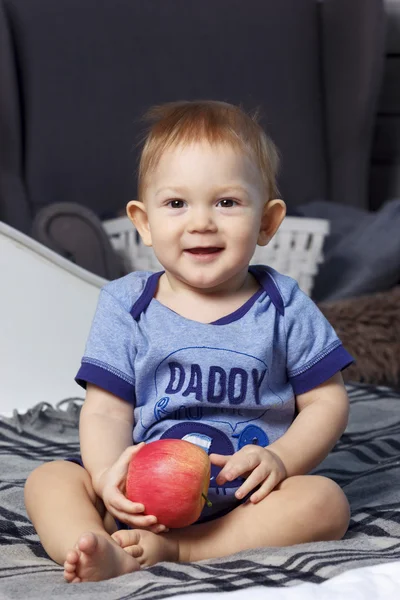 Parafin mumu elma ile ebeveynin yatakta erkek bebek