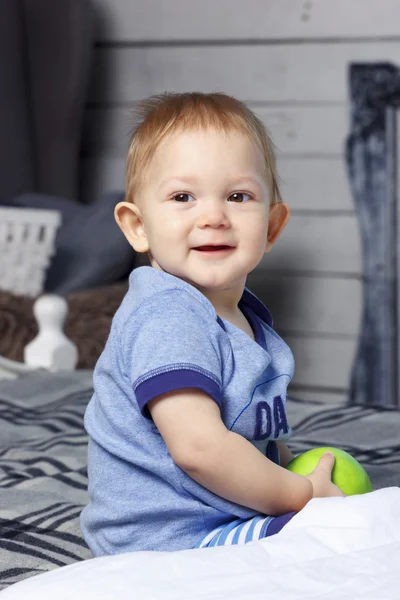 Parafin mumu elma ile ebeveynin yatakta erkek bebek