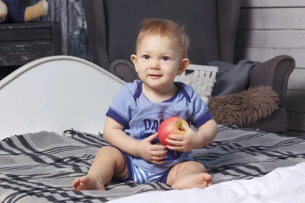 Parafin mumu elma ile ebeveynin yatakta erkek bebek