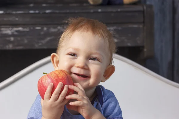Parafin mumu elma ile ebeveynin yatakta erkek bebek