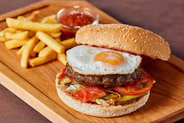 Patates ve ketçap ile lezzetli hamburger