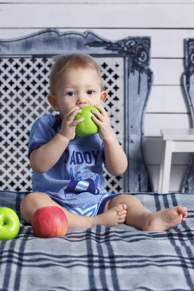 Parafin mumu elma ile ebeveynin yatakta erkek bebek
