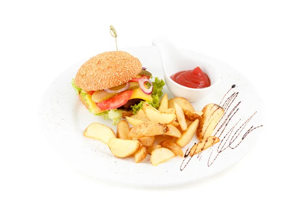 Burger patates ve beyaz zemin üzerine ketçap