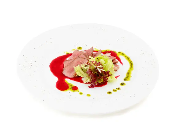 Beyaz arka plan üzerinde taze yeşil ördek göğsü