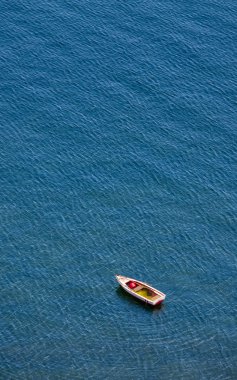 Mavi Göl kenarında küçük tekne