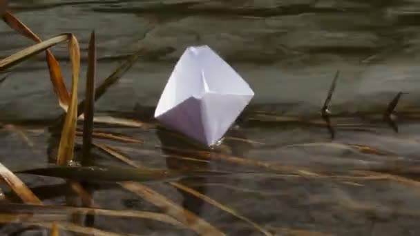Паперовий човен плаває на річці — стокове відео