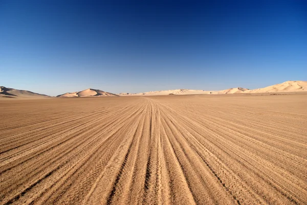 Pneu pistes dunes de sable dans le désert Oman — Photo