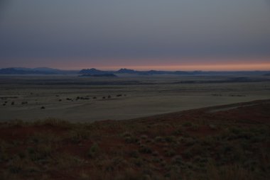 Savana Namibya koyu kırmızı mavi gökyüzünde görünümünü akşam