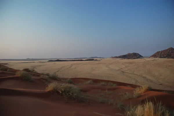 Vista noturna da savana na Namíbia e dunas de areia vermelha — Fotografia de Stock