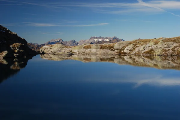 Lake and panoramic mountain view Swiss alps — Stock Photo, Image