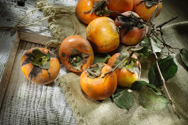 新鮮なオレンジ色の柿 — ストック写真