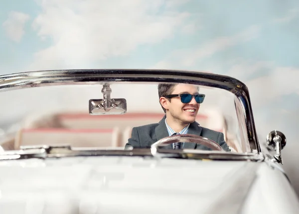 Jovem em um carro — Fotografia de Stock